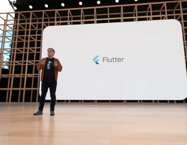 Developer presenting Flutter cross-platform development at Softinator TechLabs.