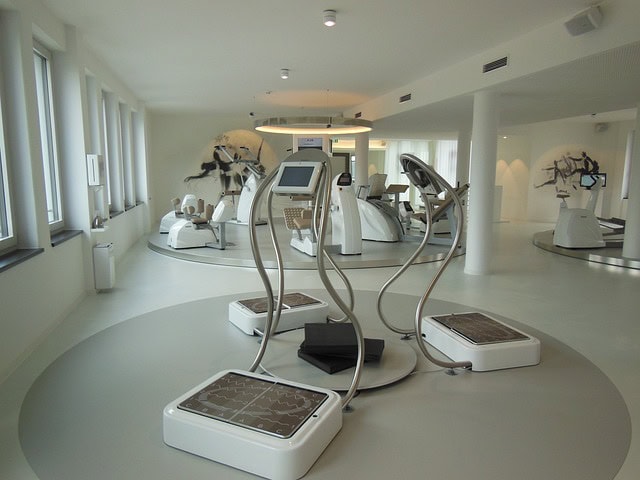 AI and ML-powered fitness machines in a modern gym setting.
