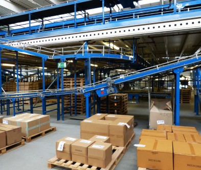 Powered warehouse conveyor system for efficient logistics.
